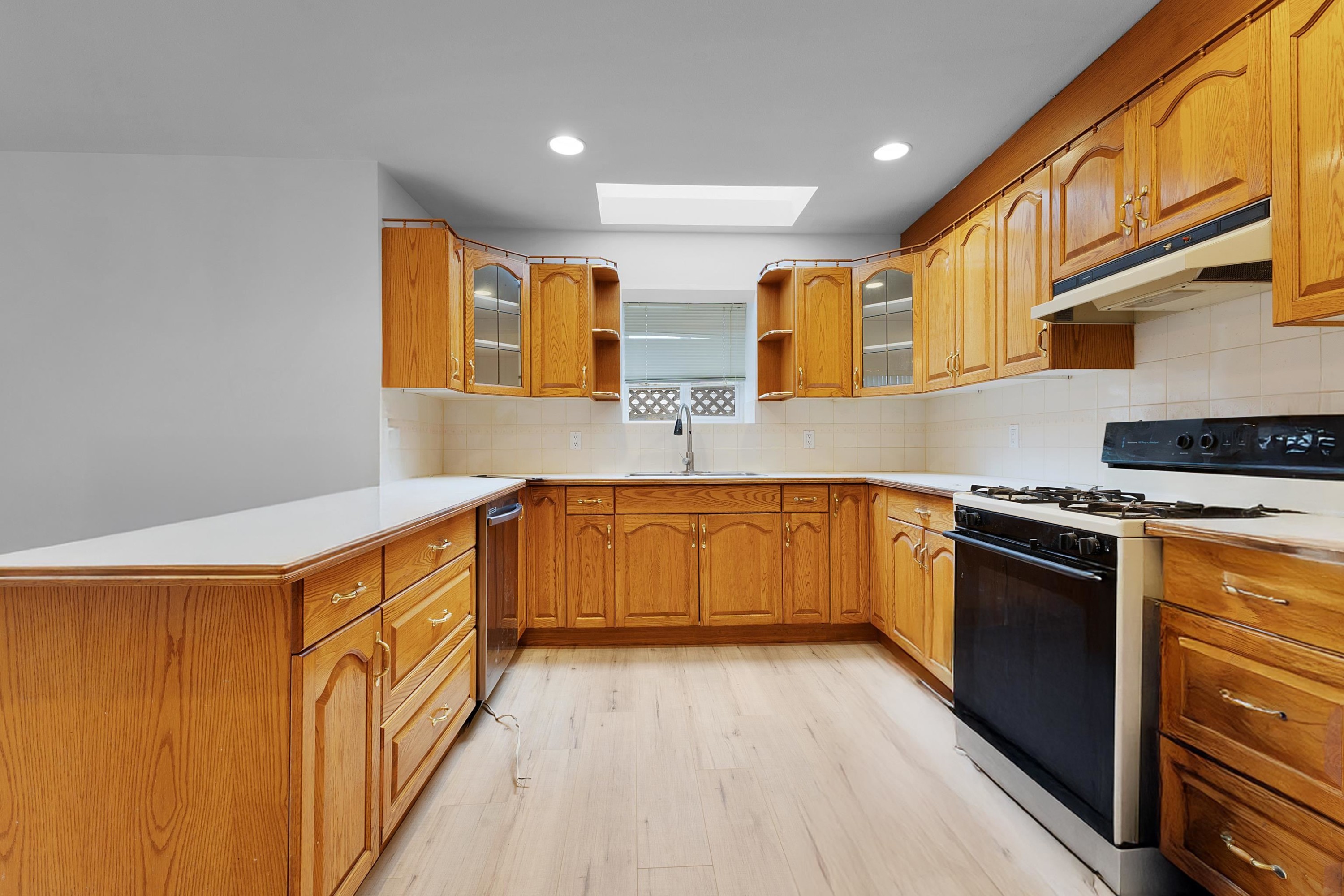 









15780


99a

Avenue,
Surrey,




BC
V4N 2V7

