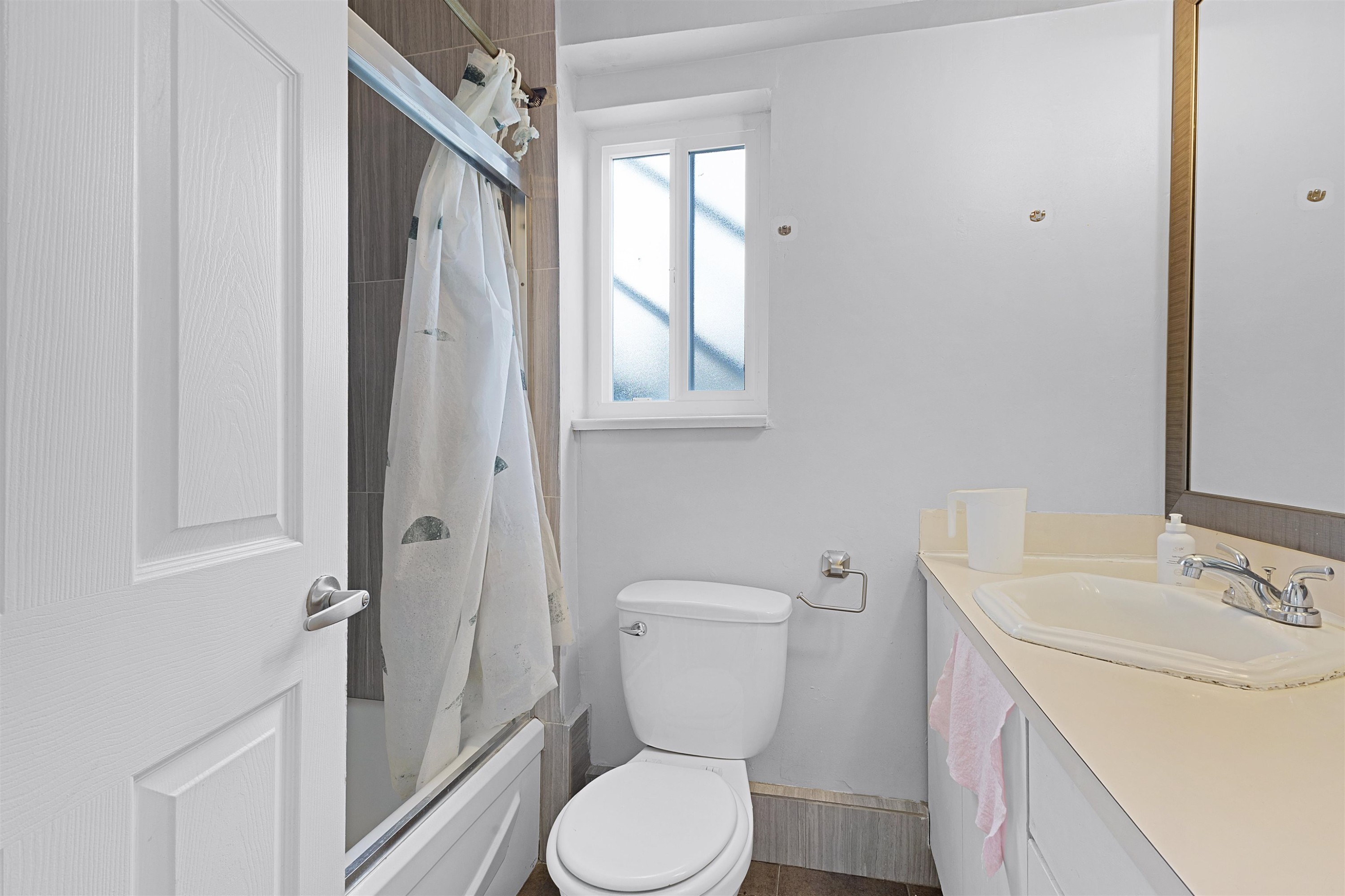 









7273


130

Street,
Surrey,




BC
V3W 4J8

