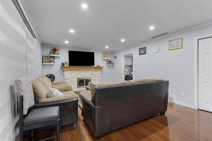 









7008


129a

Street,
Surrey,




BC
V3W 7B2

