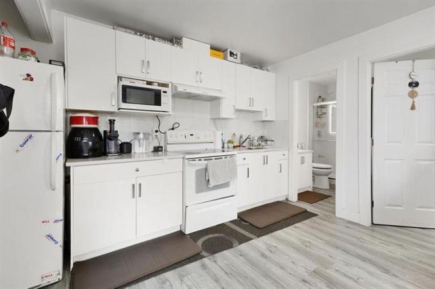 









7008


129a

Street,
Surrey,




BC
V3W 7B2

