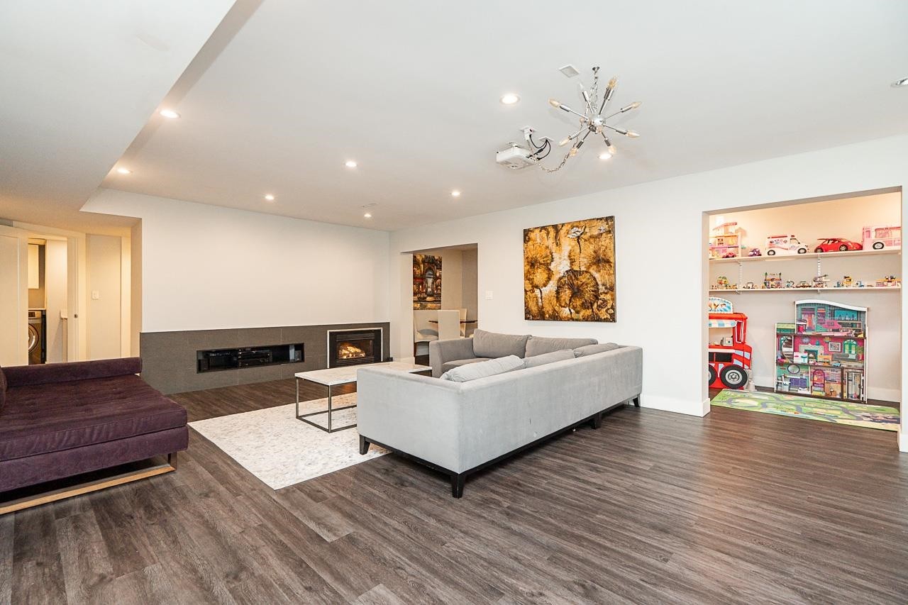 









2140


127a

Street,
Surrey,




BC
V4A 3S9

