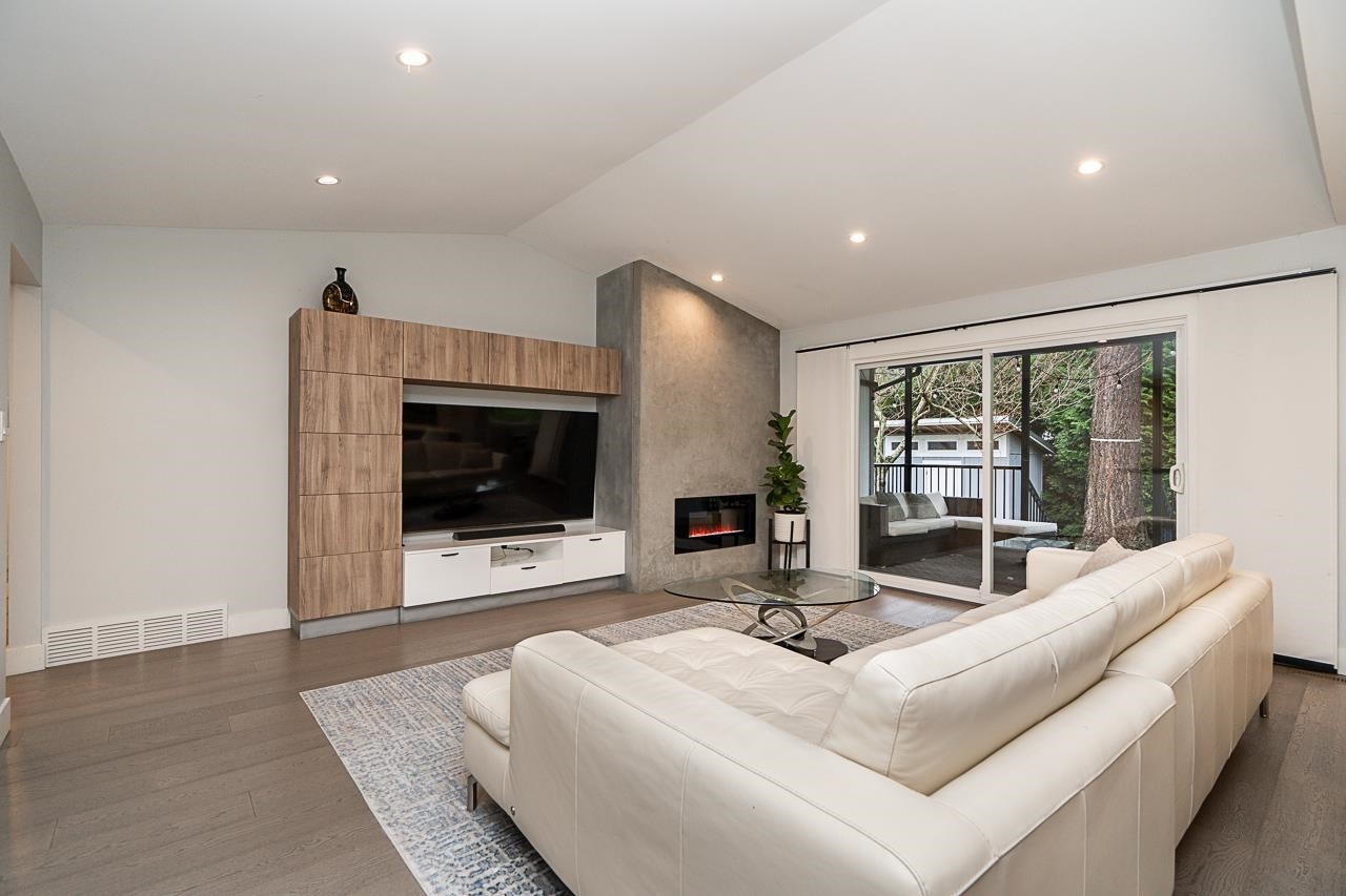 









2140


127a

Street,
Surrey,




BC
V4A 3S9

