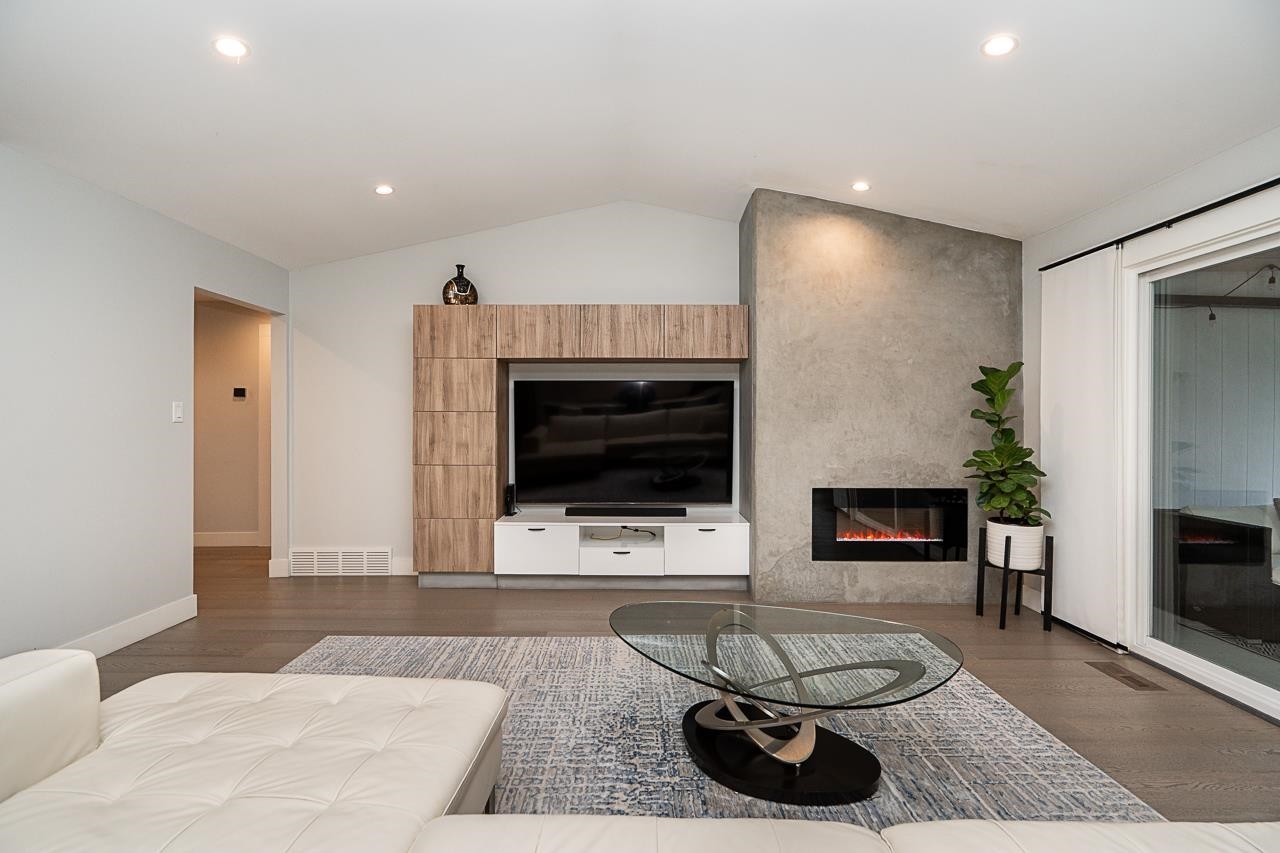 









2140


127a

Street,
Surrey,




BC
V4A 3S9

