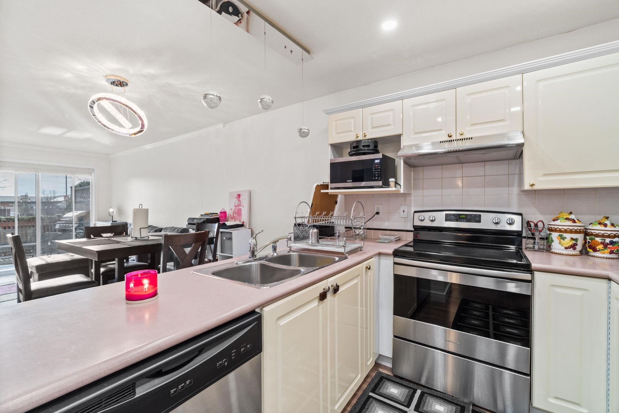 









7435


121a

Street, 114,
Surrey,




BC
V3W 0W8

