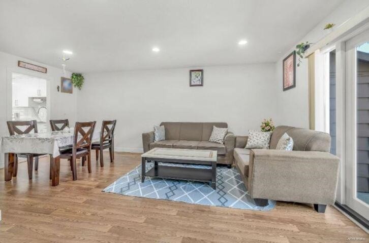 









9452


Prince Charles

Boulevard, 256,
Surrey,




BC
V3V 1S6


