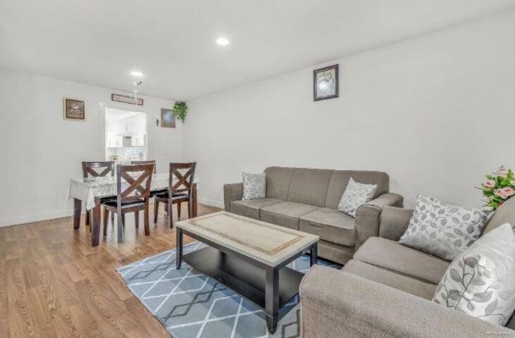 









9452


Prince Charles

Boulevard, 256,
Surrey,




BC
V3V 1S6

