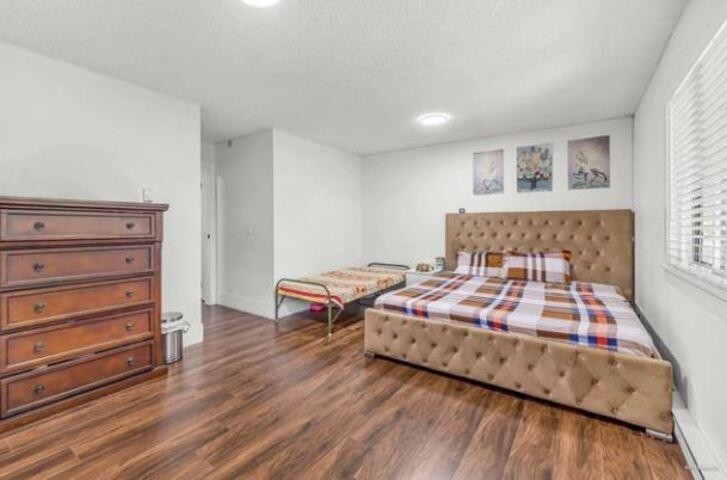 









9452


Prince Charles

Boulevard, 256,
Surrey,




BC
V3V 1S6

