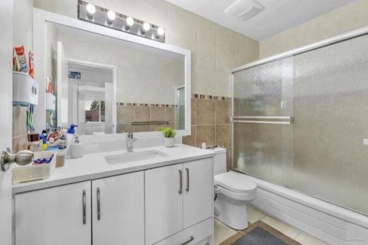 









9452


Prince Charles

Boulevard, 256,
Surrey,




BC
V3V 1S6

