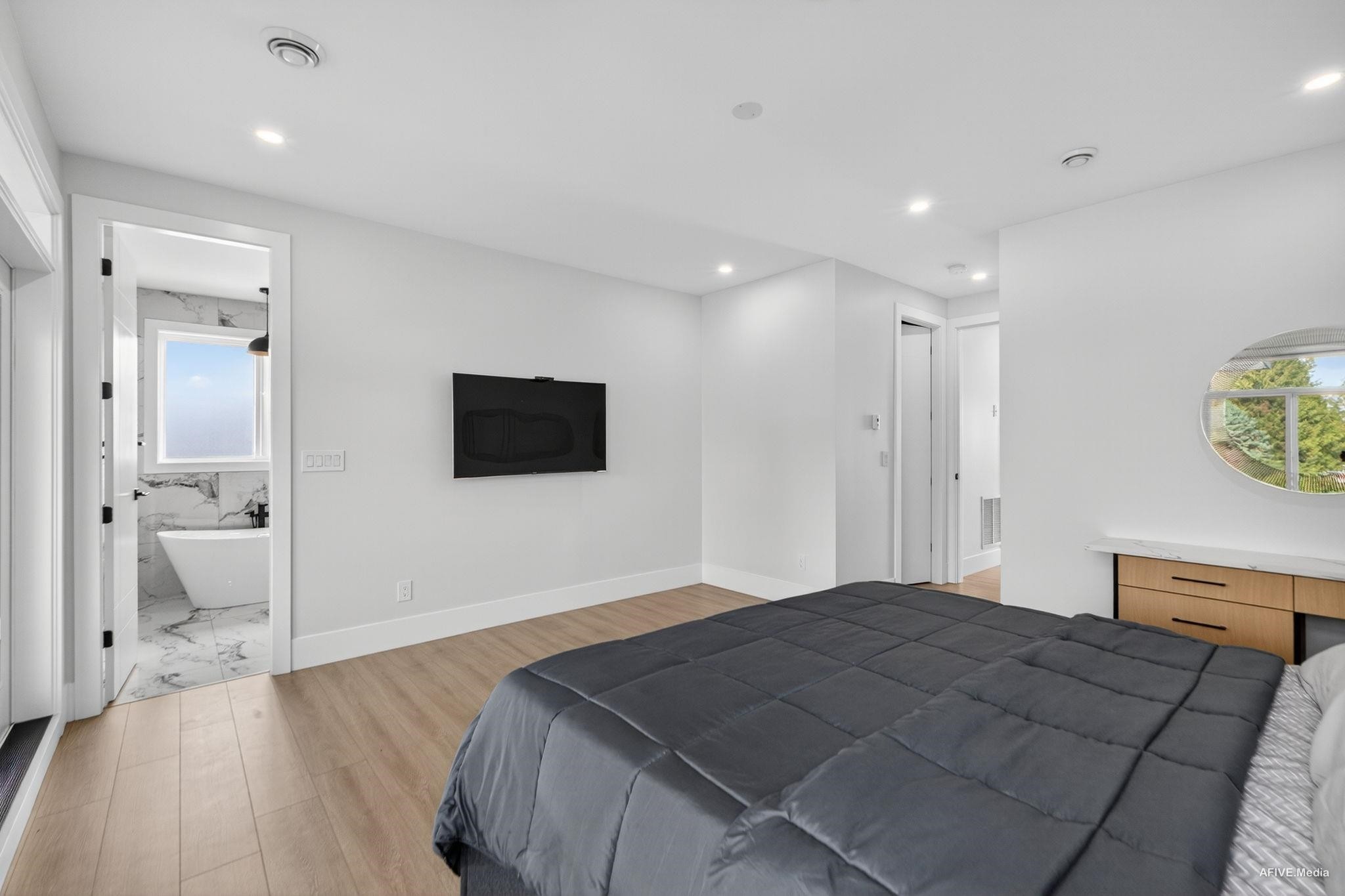 









15363


94

Avenue,
Surrey,




BC
V3R 1E2

