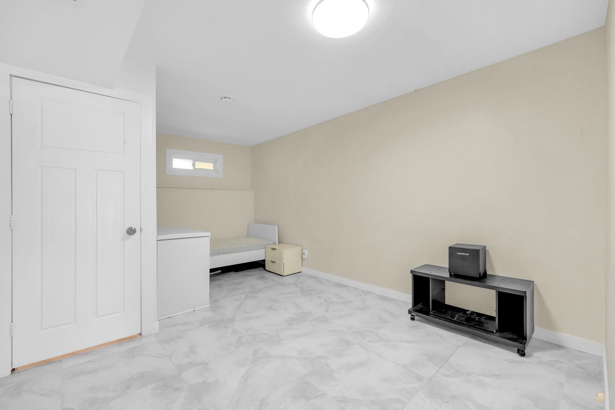 









14877


58

Avenue, 3,
Surrey,




BC
V3S 8Y9

