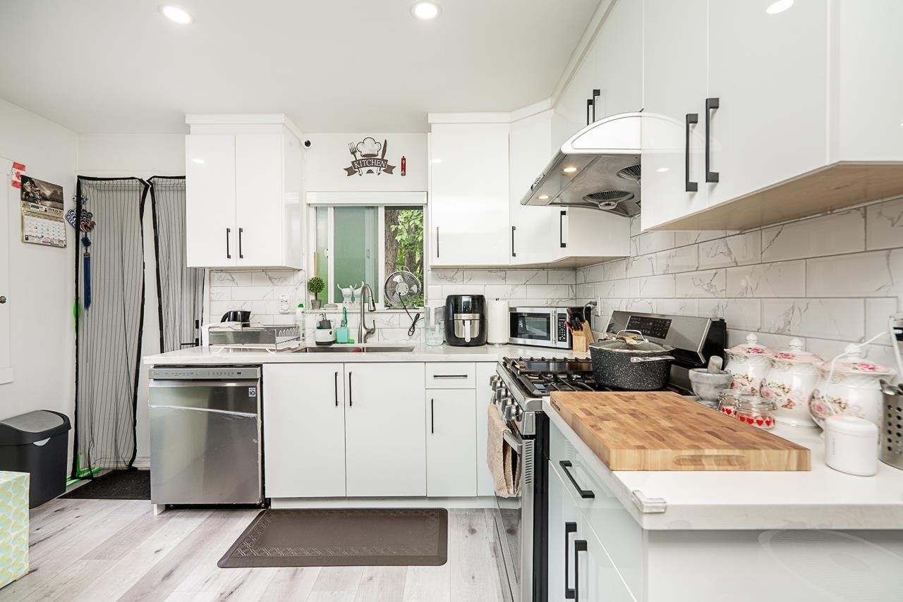 









11460


141a

Street,
Surrey,




BC
V3R 3K2

