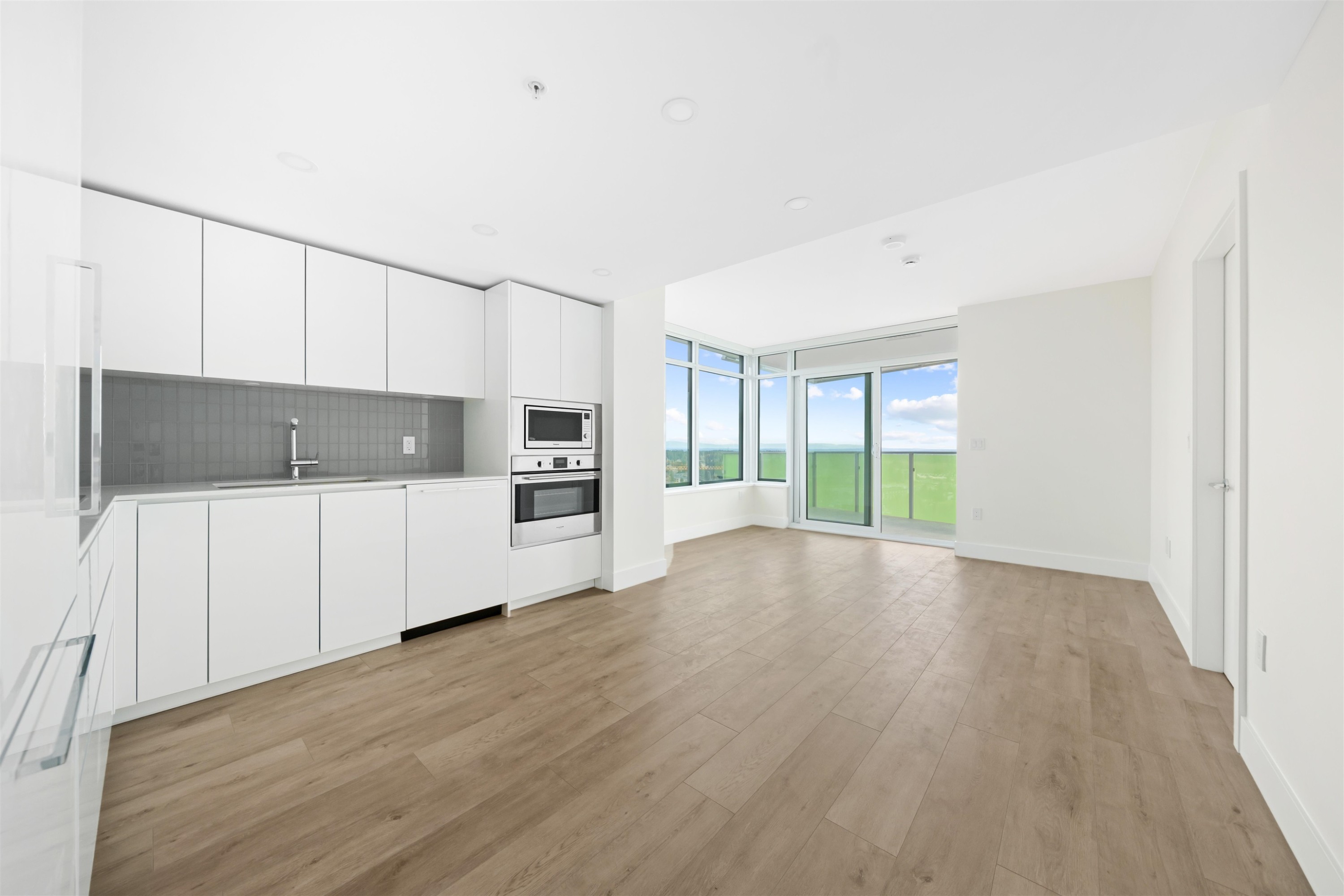 









10428


Whalley

Boulevard, 2502,
Surrey,




BC
V3T 1W6

