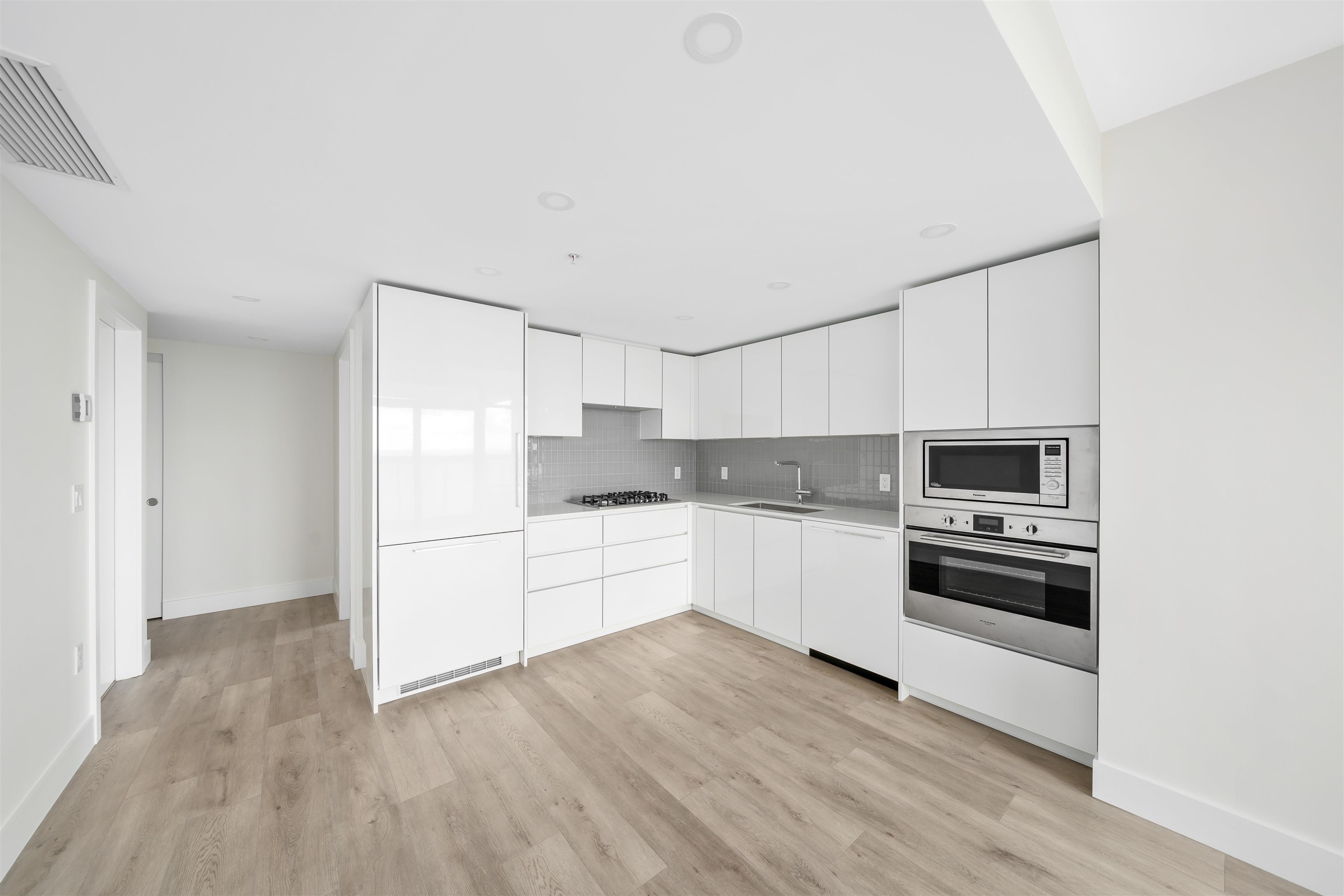 









10428


Whalley

Boulevard, 2502,
Surrey,




BC
V3T 1W6

