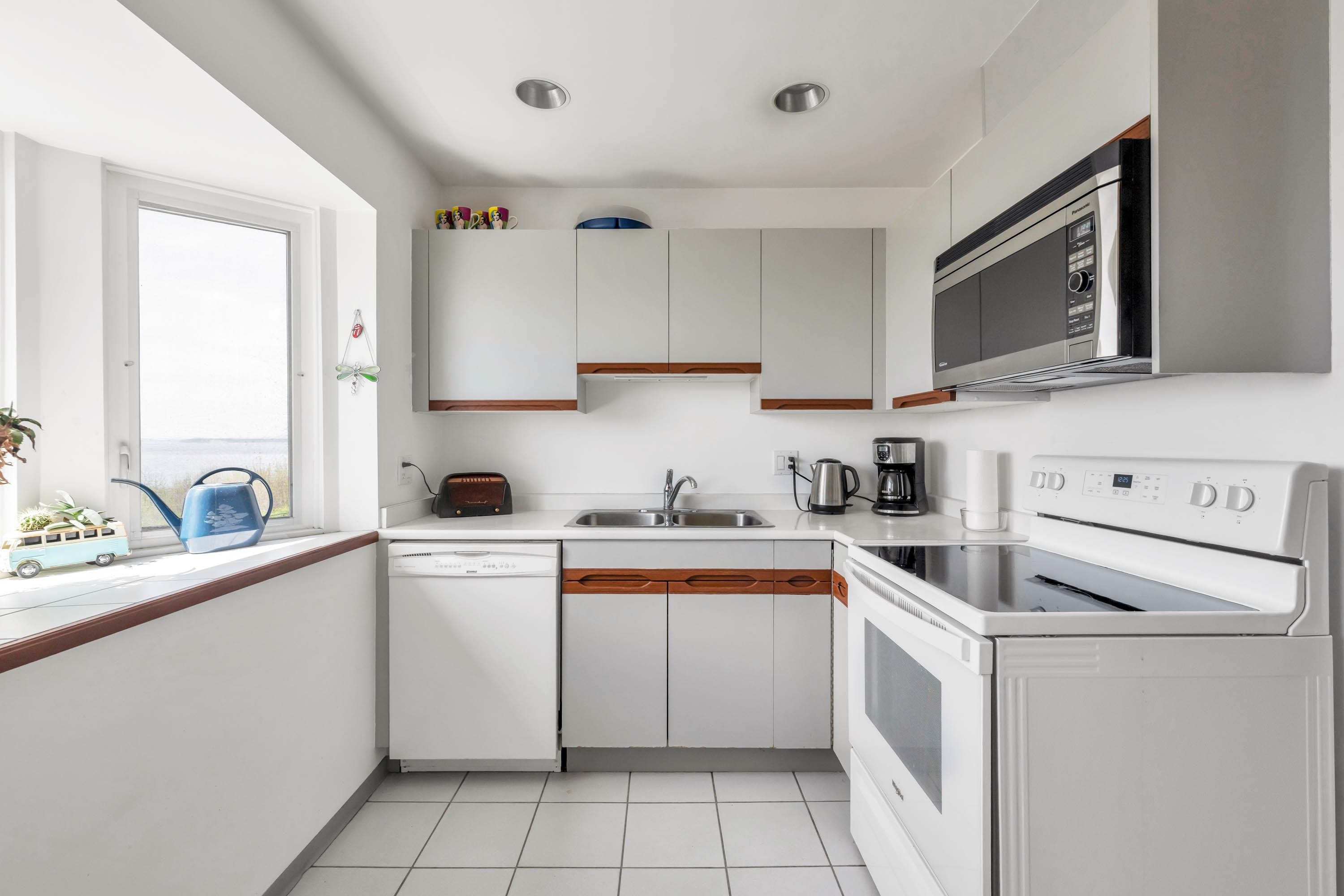 









15165


Marine

Drive, 105,
White Rock,




BC
V4B 1C5

