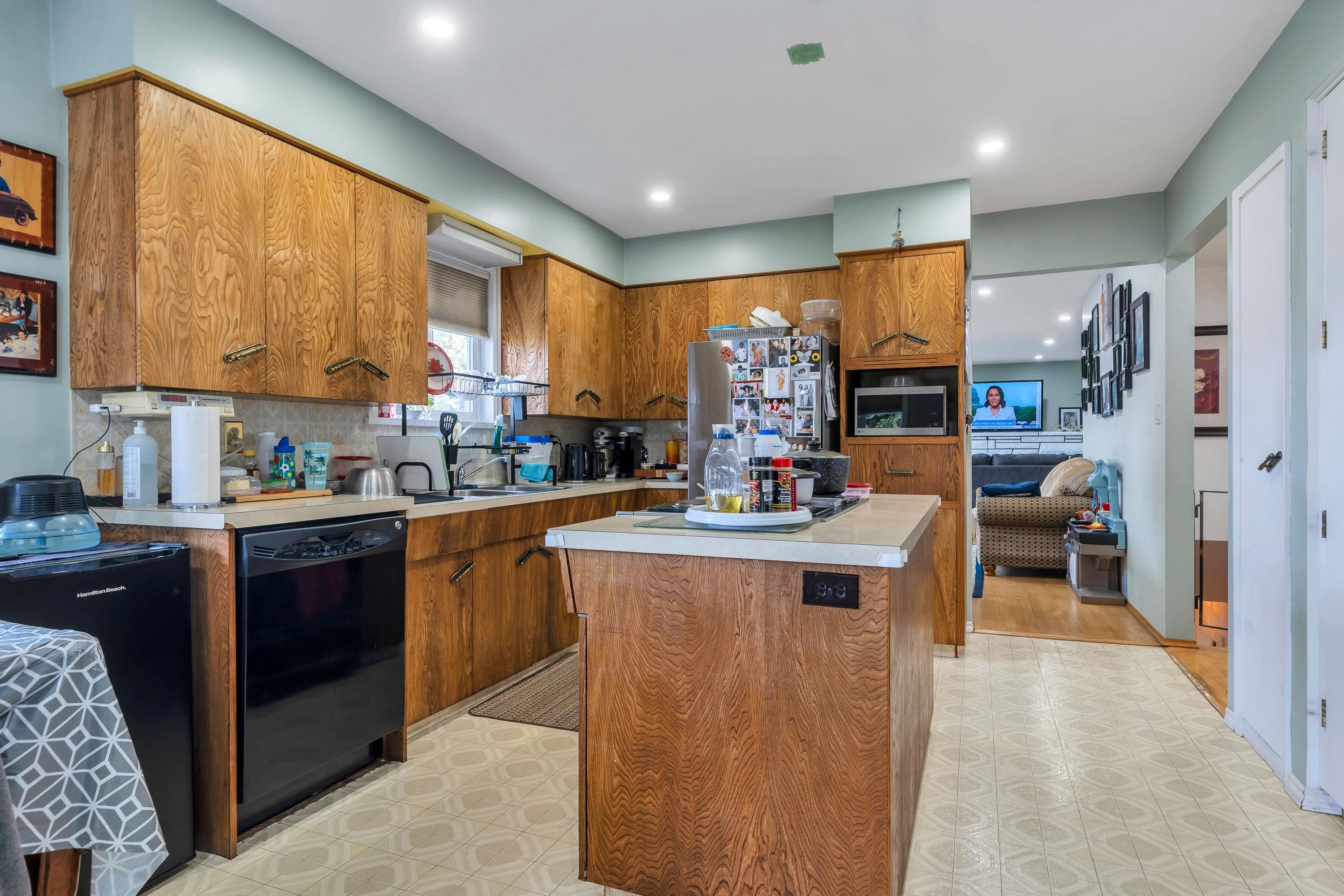 









10292


River

Road,
Delta,




BC
V4C 2R5

