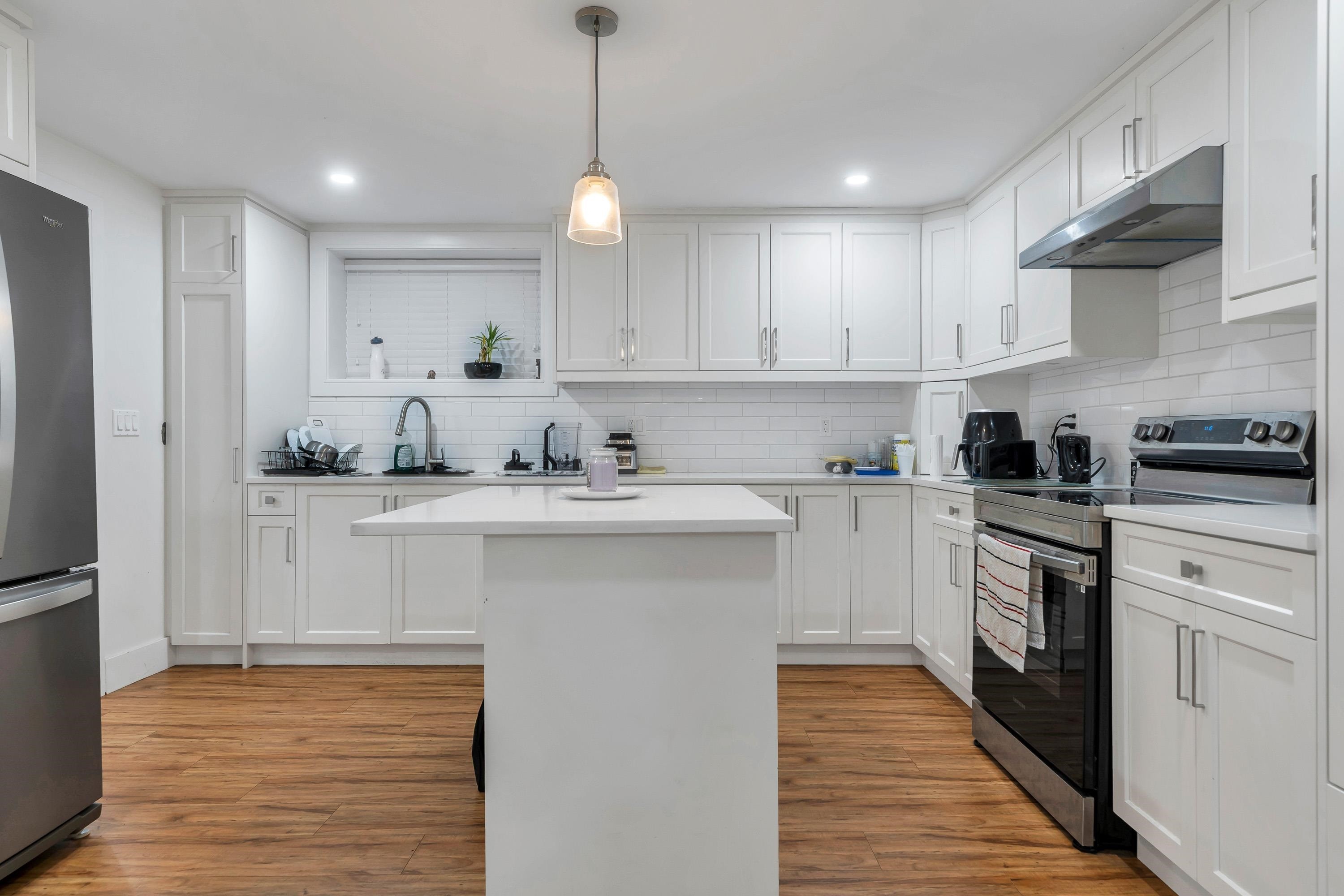 









10292


River

Road,
Delta,




BC
V4C 2R5


