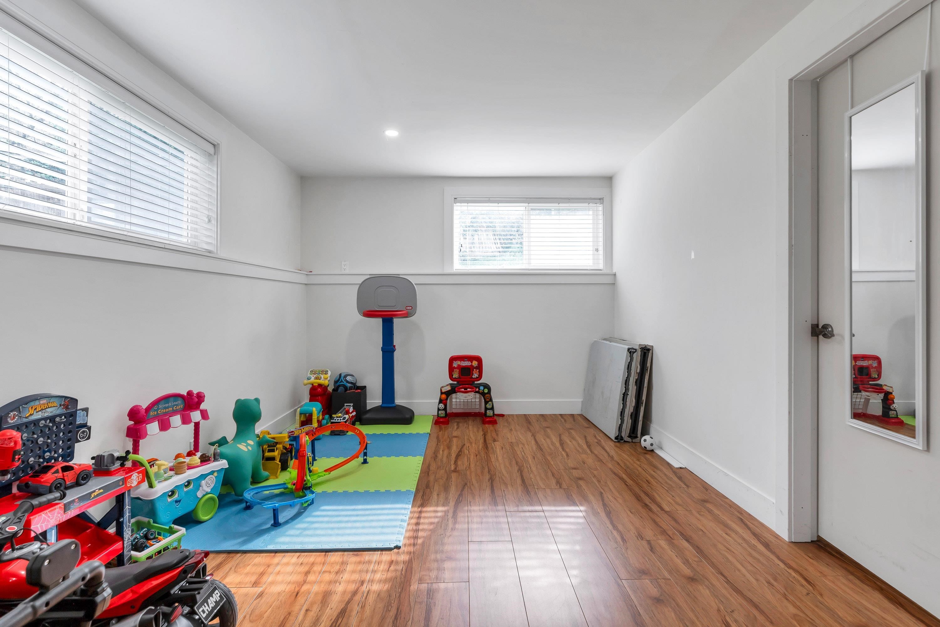 









10292


River

Road,
Delta,




BC
V4C 2R5

