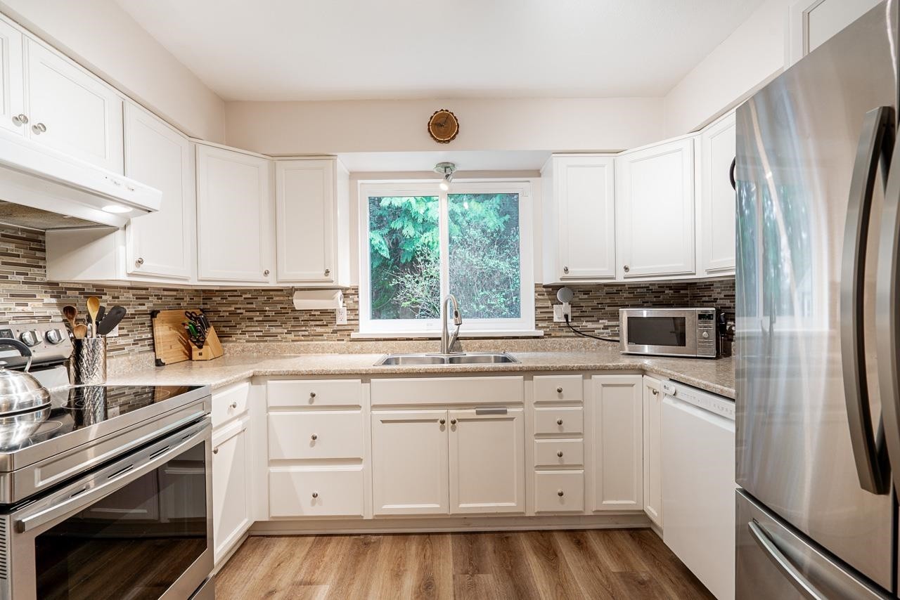 









15429


90

Avenue,
Surrey,




BC
V3R 9J5

