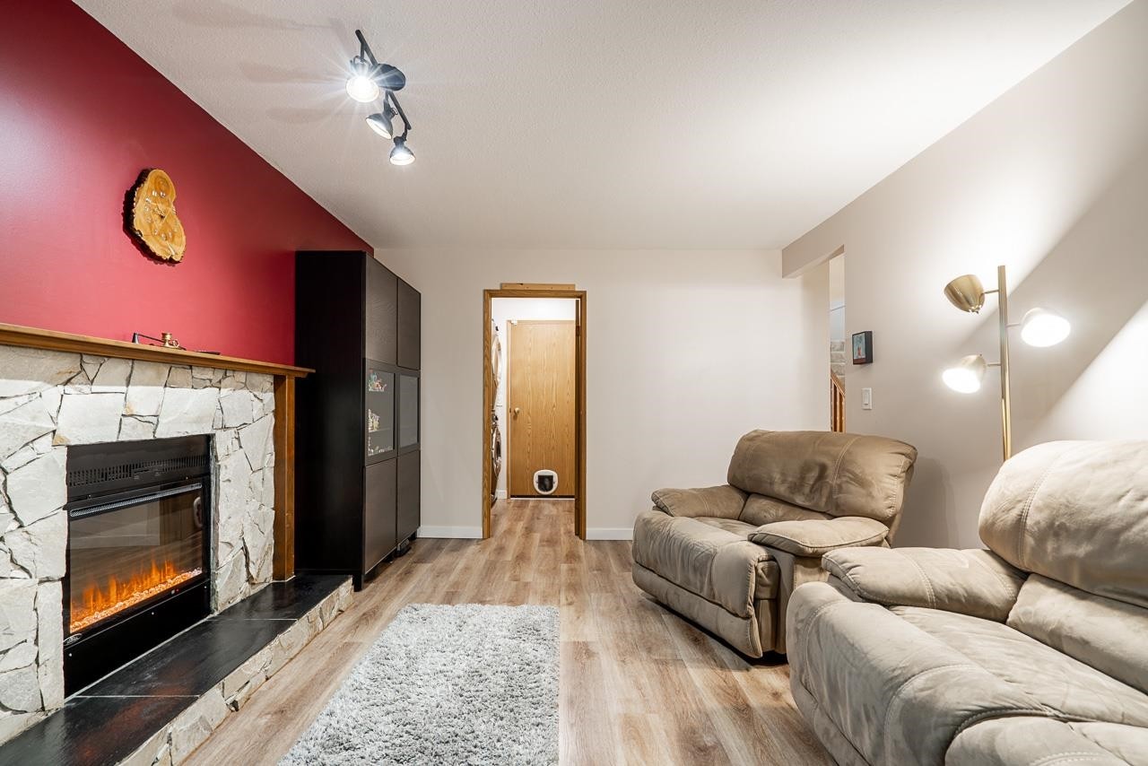 









15429


90

Avenue,
Surrey,




BC
V3R 9J5

