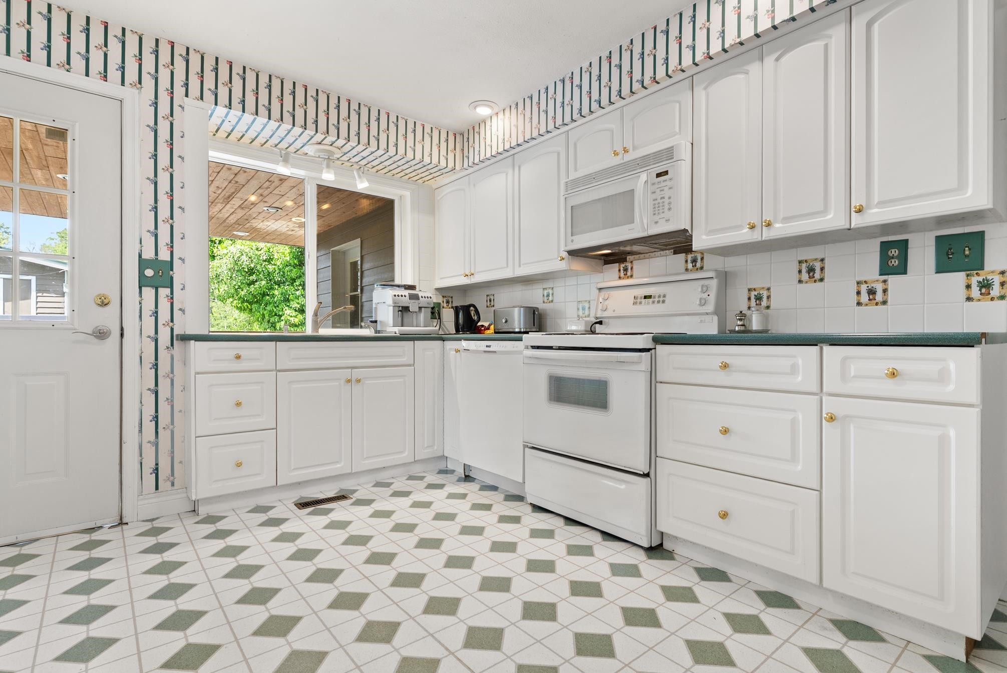 









21415


0

Avenue,
Langley,




BC
V2Z 1S6

