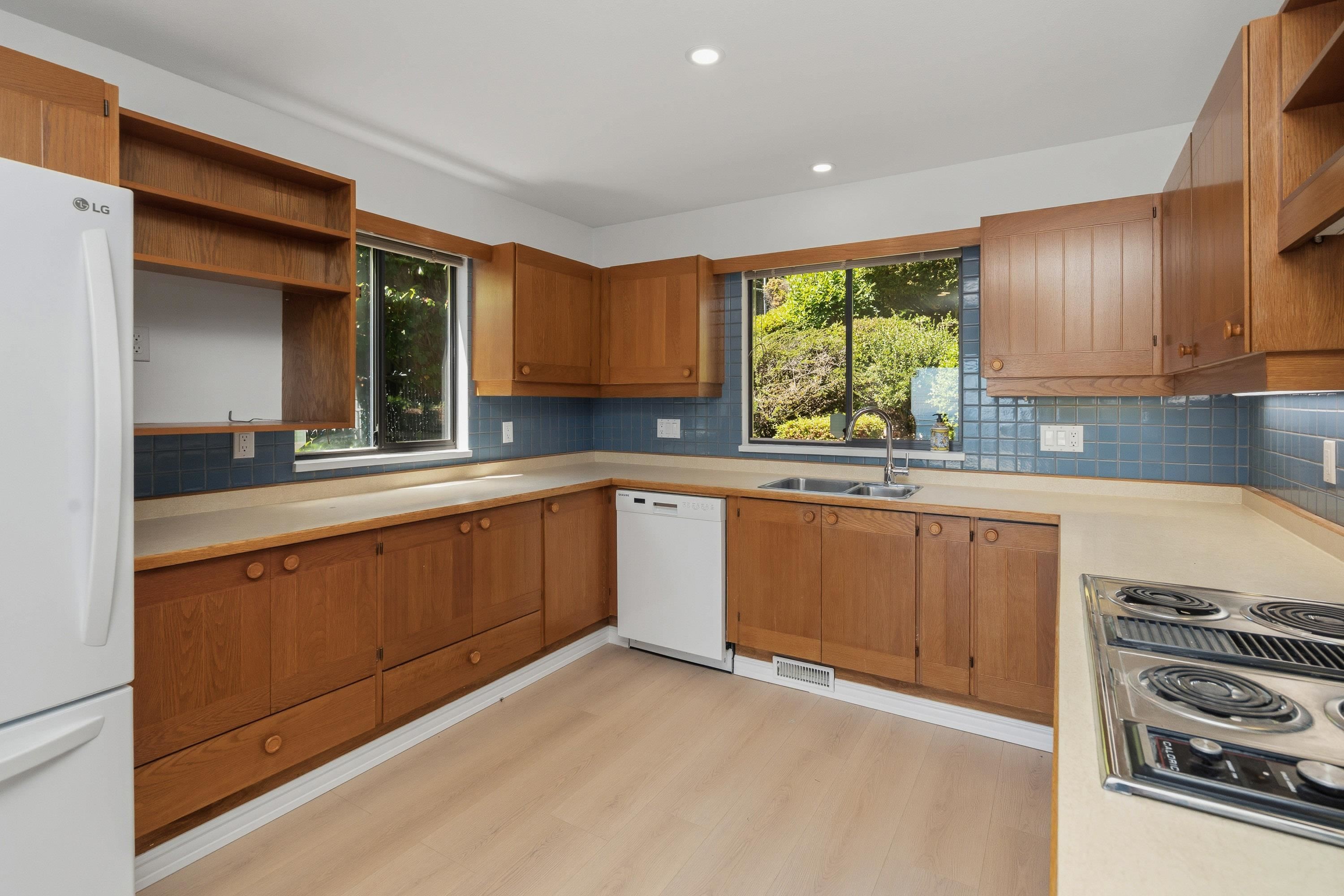 









14815


Hardie

Avenue,
White Rock,




BC
V4B 2H6

