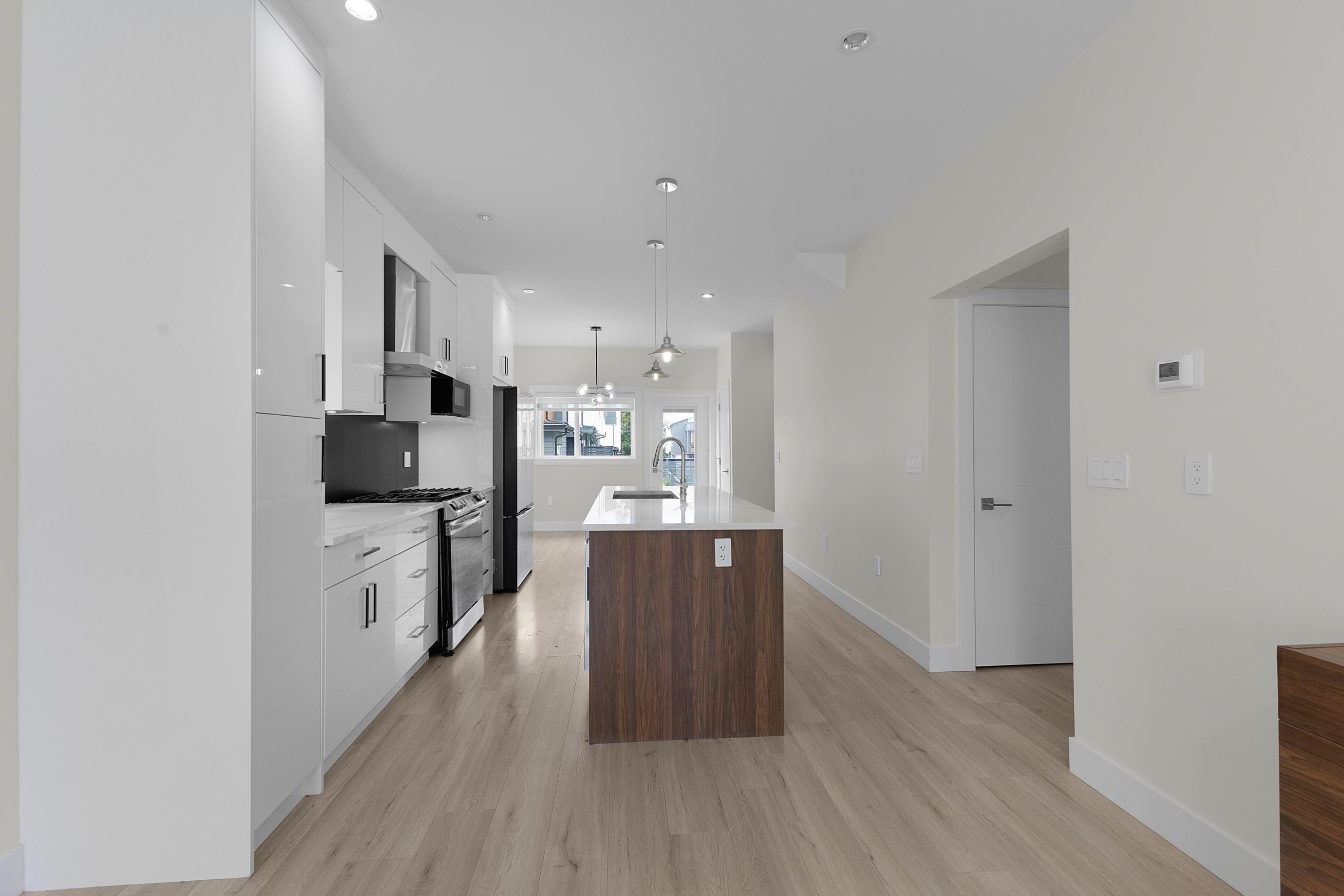 









9652


162a

Street, 48,
Surrey,




BC
V4N 2E4

