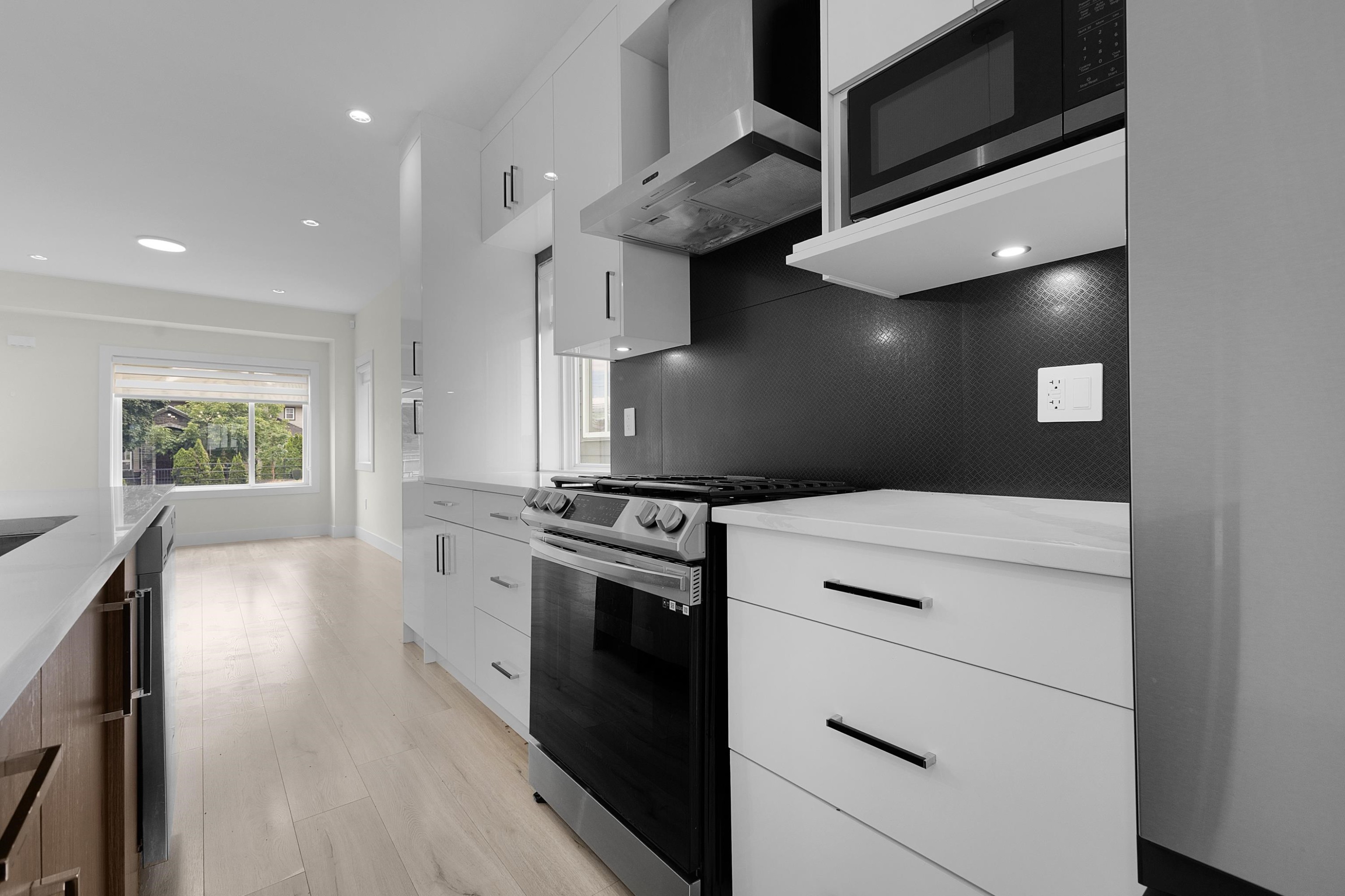









9652


162a

Street, 48,
Surrey,




BC
V4N 2E4

