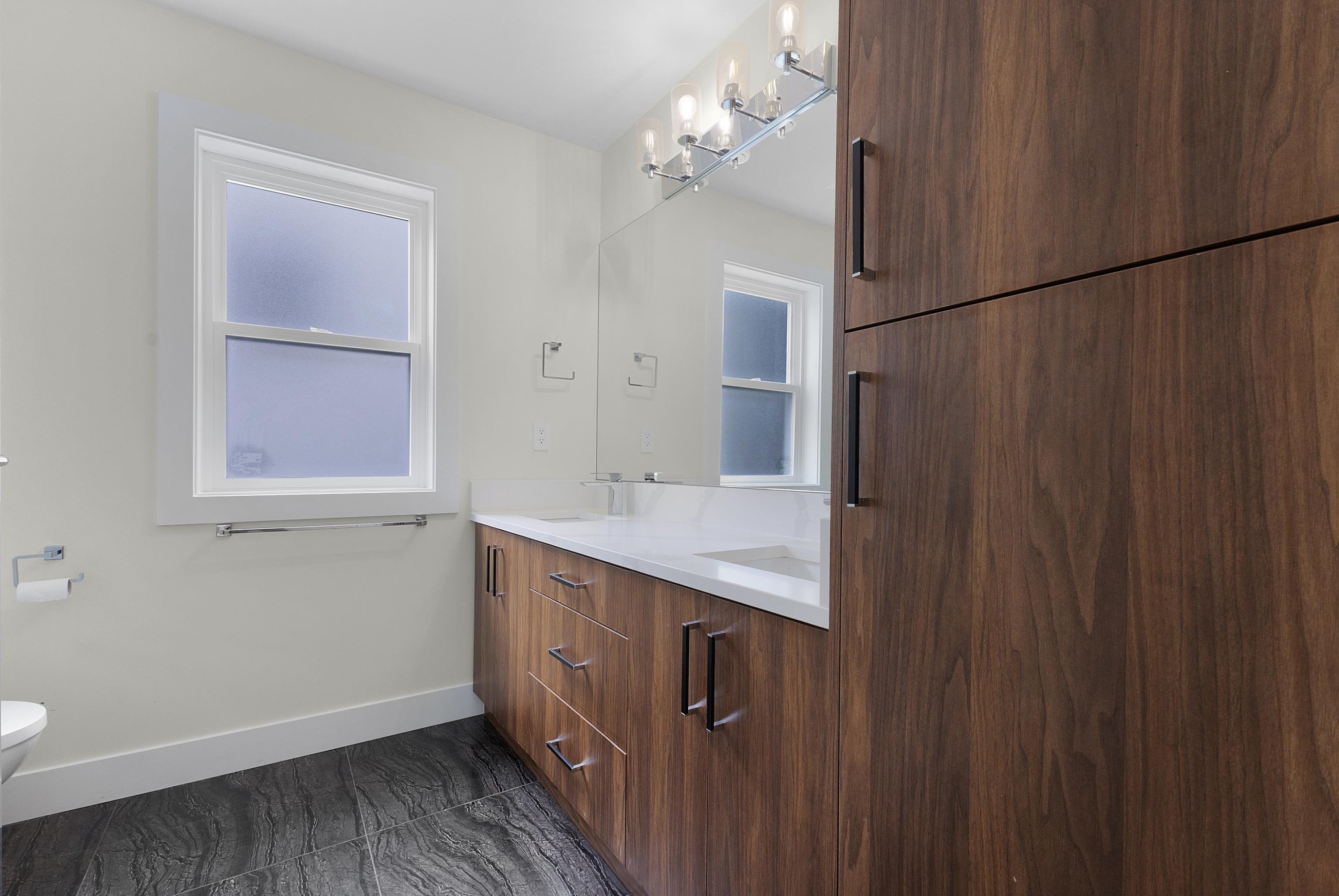 









9652


162a

Street, 48,
Surrey,




BC
V4N 2E4

