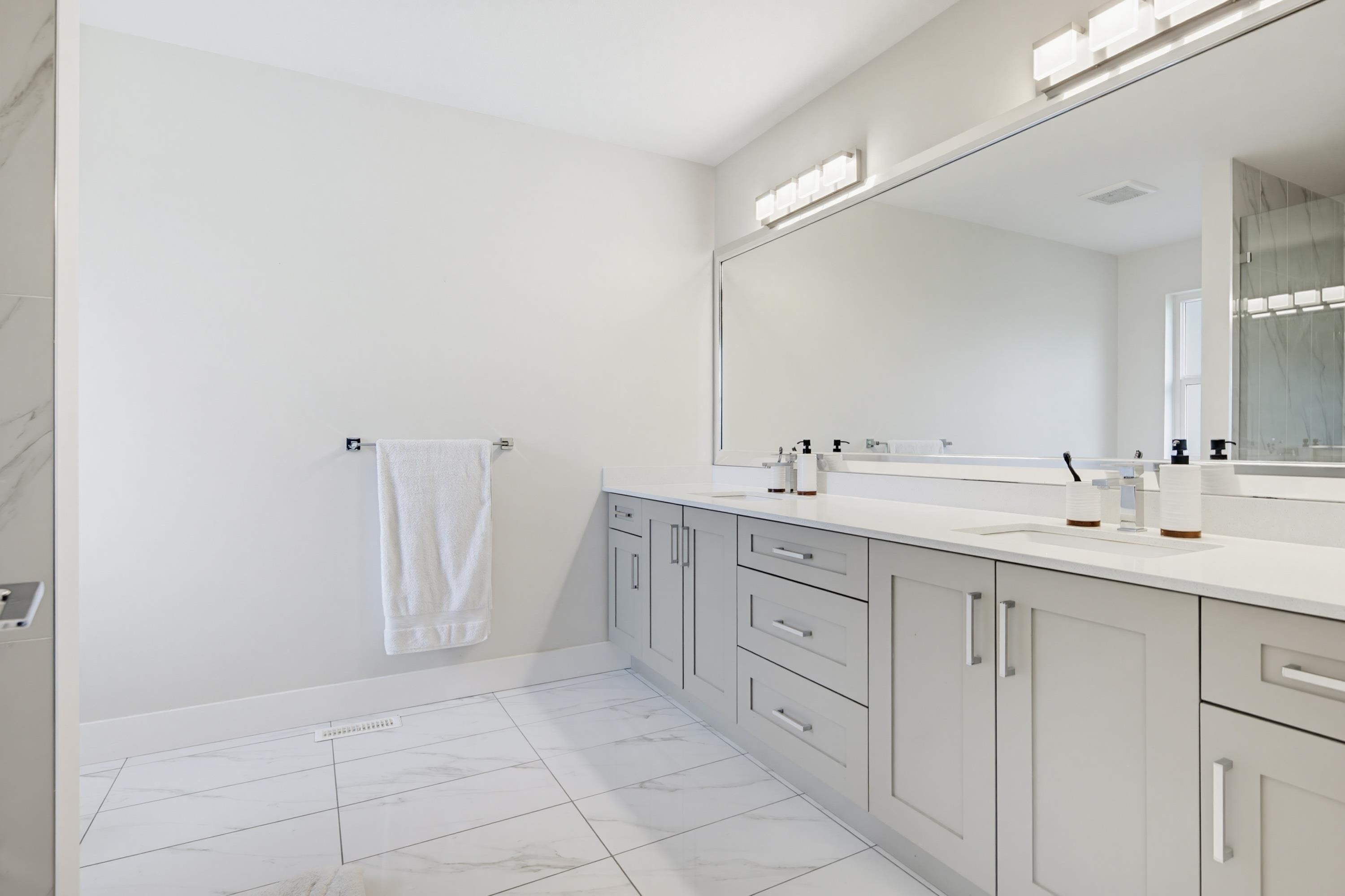 









15665


Mountain View

Drive, 75,
Surrey,




BC
V3Z 0W8

