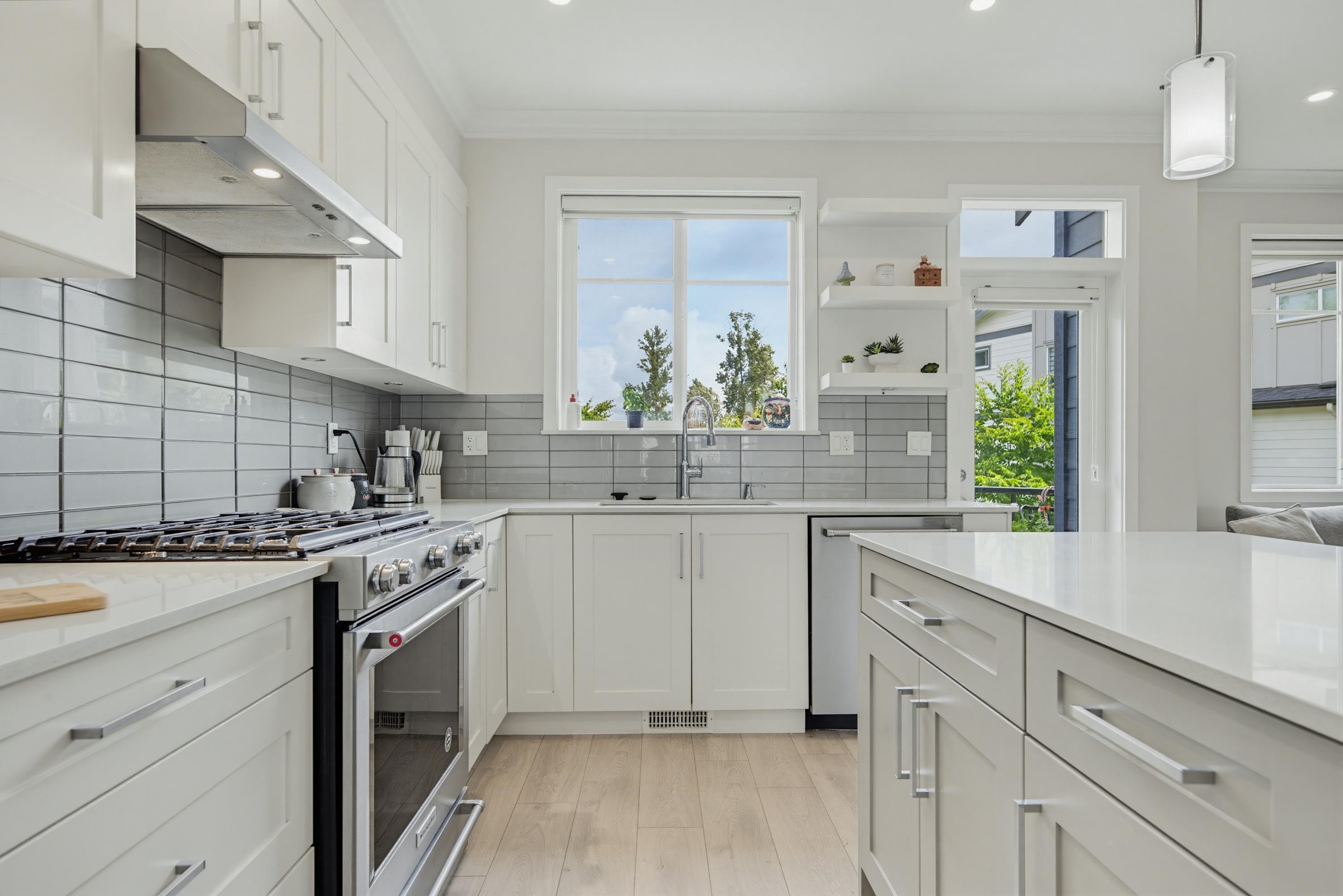 









15665


Mountain View

Drive, 75,
Surrey,




BC
V3Z 0W8

