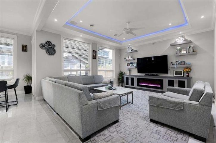 









18585


56

Avenue,
Surrey,




BC
V3S 9E5

