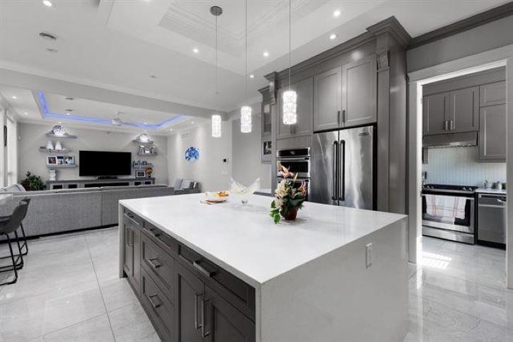 









18585


56

Avenue,
Surrey,




BC
V3S 9E5

