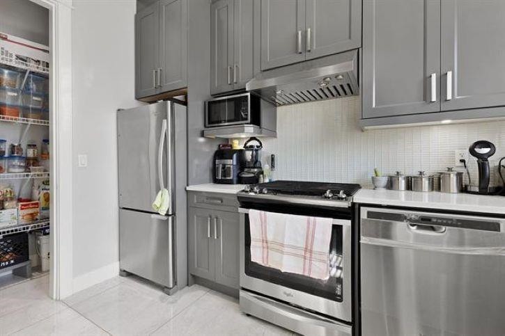 









18585


56

Avenue,
Surrey,




BC
V3S 9E5

