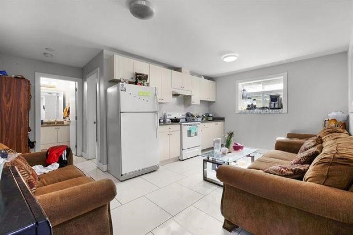 









18585


56

Avenue,
Surrey,




BC
V3S 9E5

