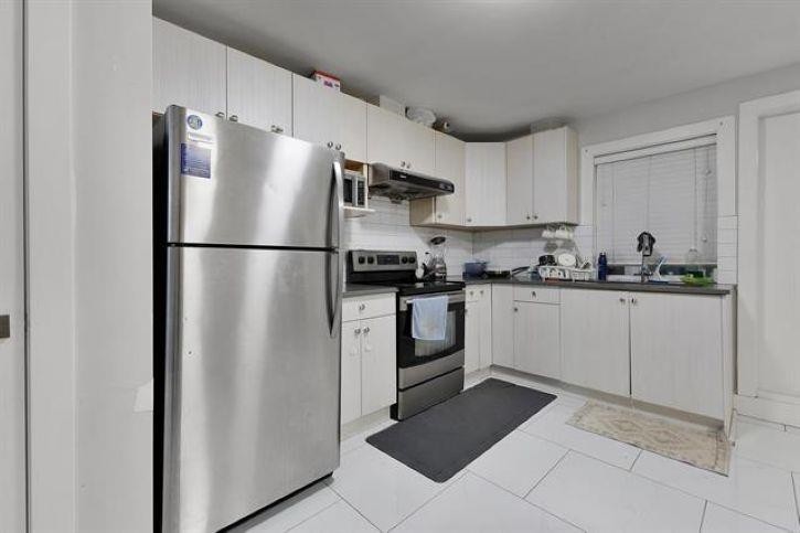 









18585


56

Avenue,
Surrey,




BC
V3S 9E5

