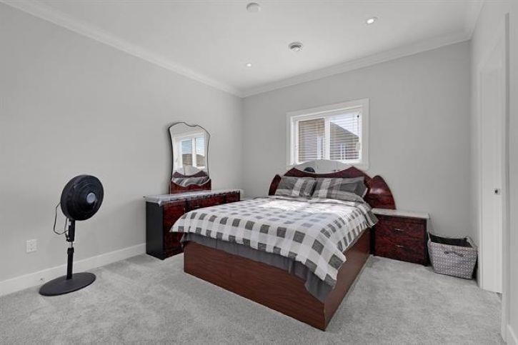 









18585


56

Avenue,
Surrey,




BC
V3S 9E5

