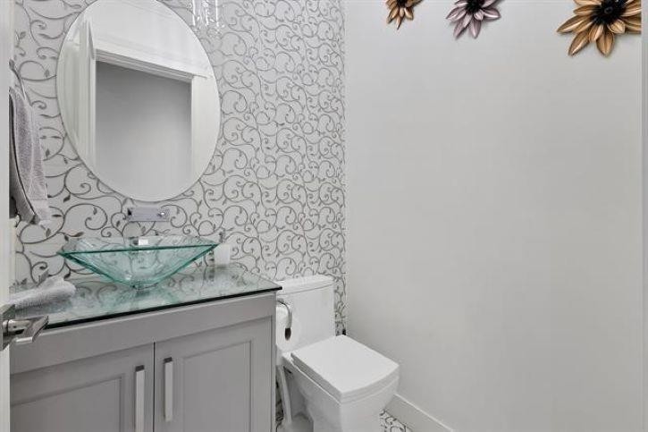 









18585


56

Avenue,
Surrey,




BC
V3S 9E5

