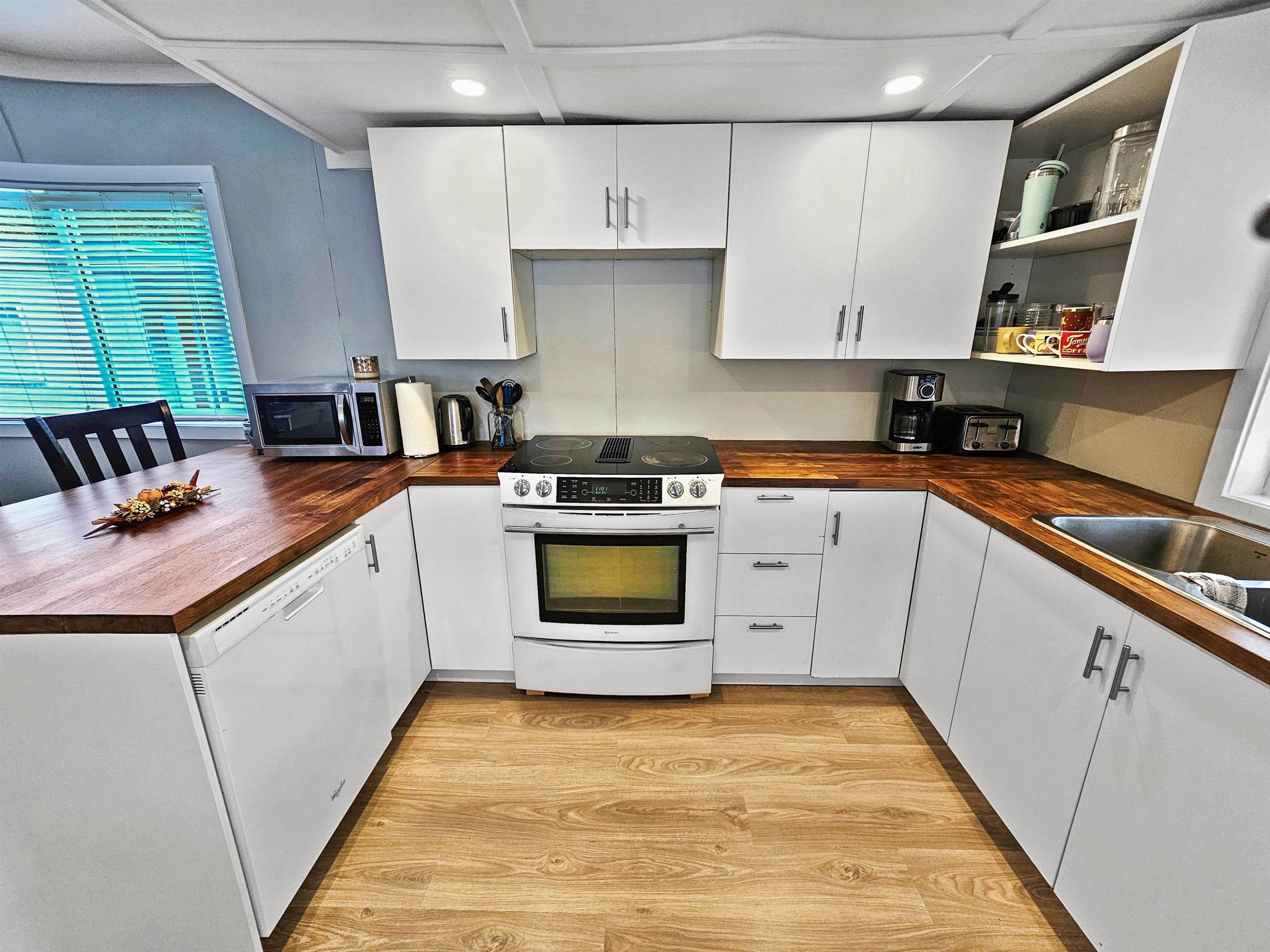 









39768


Government

Road, 19,
Squamish,




BC
V0N 1T0

