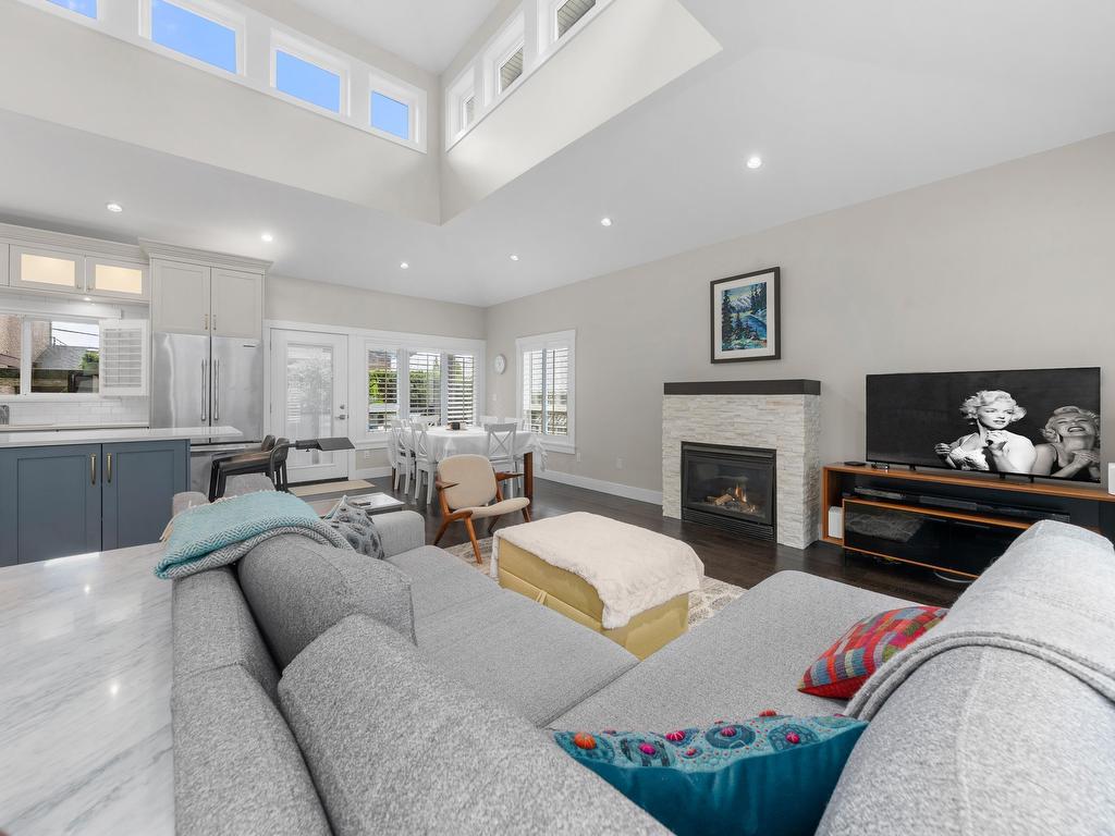 









415


16th

Street West,
North Vancouver,




BC
V7M 1V1

