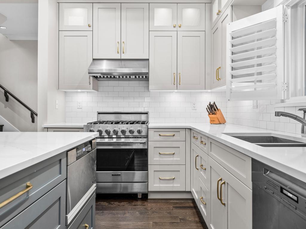 









415


16th

Street West,
North Vancouver,




BC
V7M 1V1

