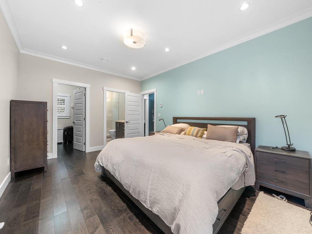 









415


16th

Street West,
North Vancouver,




BC
V7M 1V1

