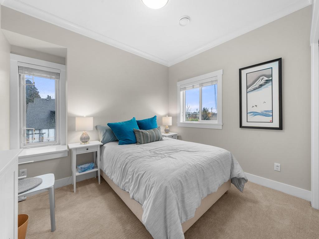 









415


16th

Street West,
North Vancouver,




BC
V7M 1V1

