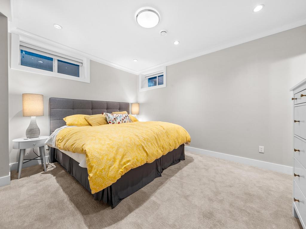 









415


16th

Street West,
North Vancouver,




BC
V7M 1V1

