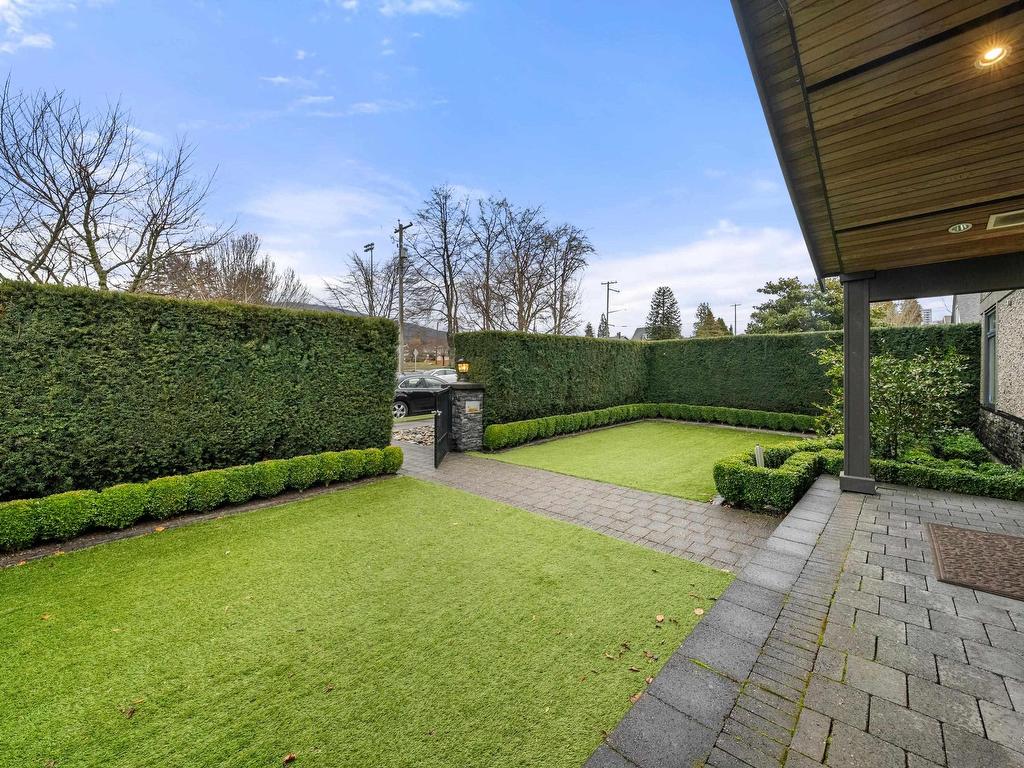 









415


16th

Street West,
North Vancouver,




BC
V7M 1V1

