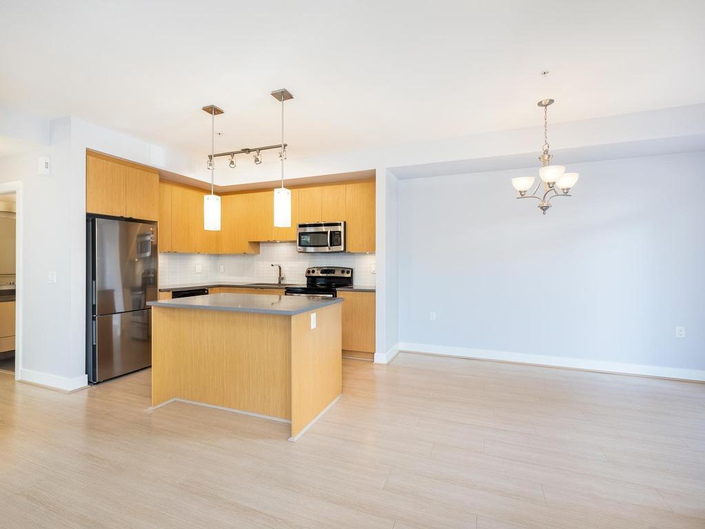









735


15th

Street West, 121,
North Vancouver,




BC
V7M 0B8


