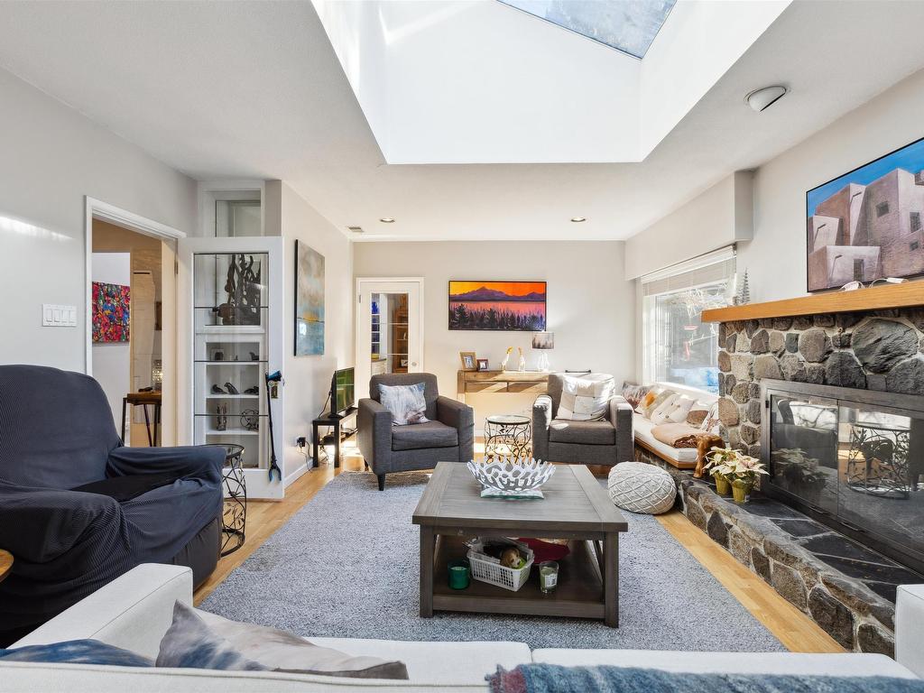 









4028


Rose

Crescent,
West Vancouver,




BC
V7V 2N7

