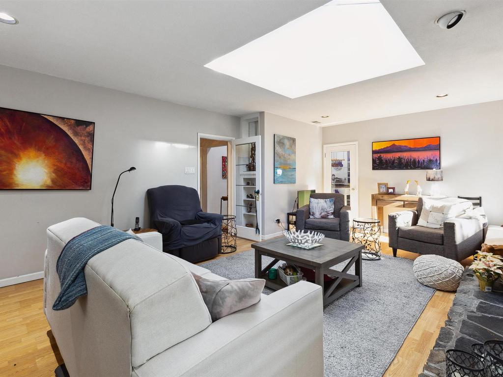 









4028


Rose

Crescent,
West Vancouver,




BC
V7V 2N7

