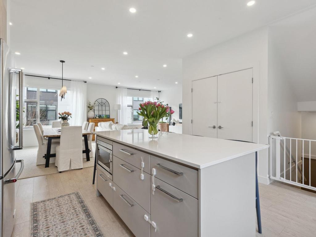 









602


Lile

Drive, 15,
North Vancouver,




BC
V7G 0B3

