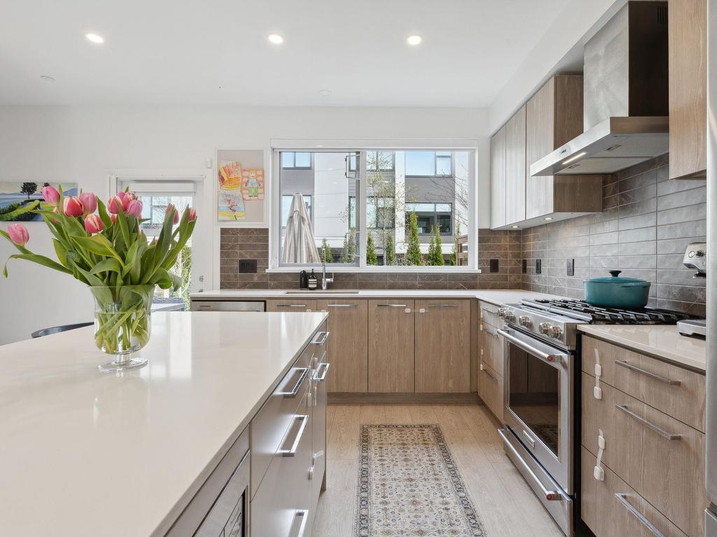 









602


Lile

Drive, 15,
North Vancouver,




BC
V7G 0B3

