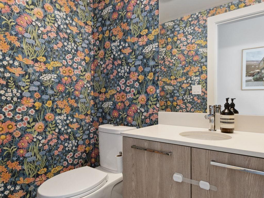 









602


Lile

Drive, 15,
North Vancouver,




BC
V7G 0B3

